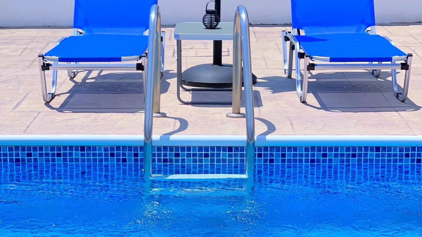 Sonnenliegen am privaten Pool einer Villa in Coral Bay
