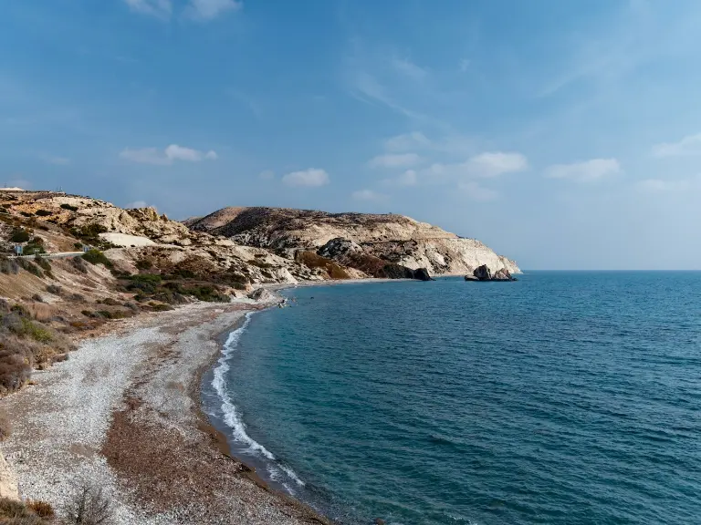 Kiesstrand und Felsen am Aphrodite-Felsen bei Kouklia