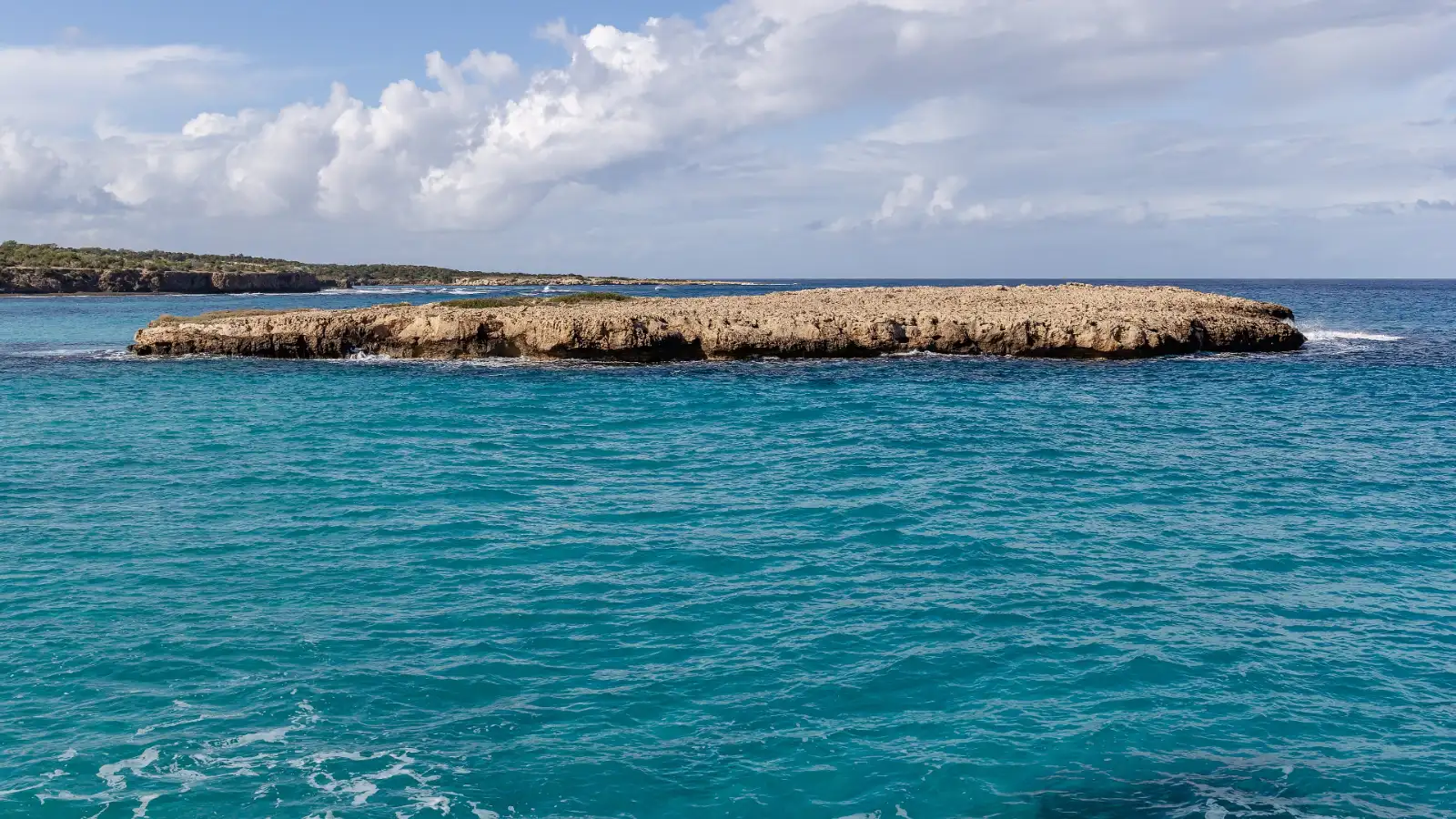 Blue Lagoon auf Zypern: türkisfarbenes Wasser und kleine Insel an der Akamas-Küste