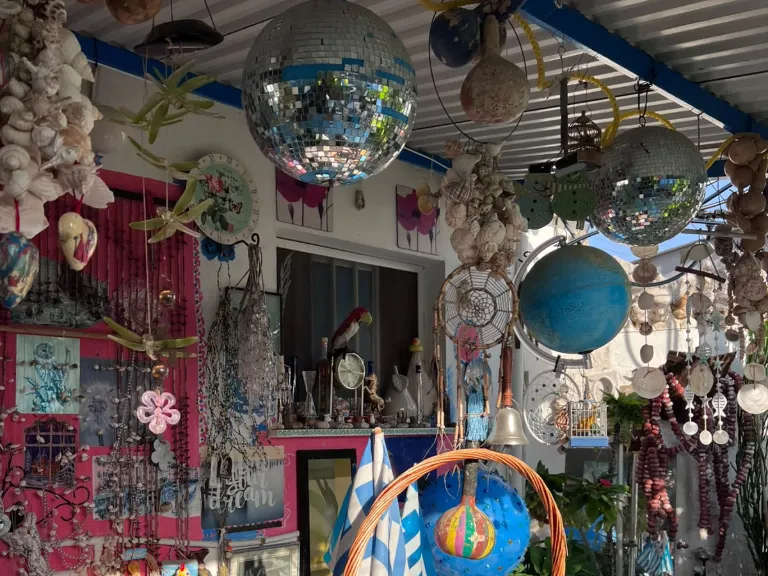 Überdachte Veranda mit Discokugeln, Muschelketten und Korb im Blue Shell House