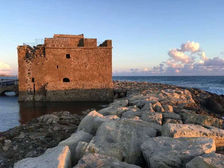 Burg von Paphos auf dem Felsdamm am Hafen