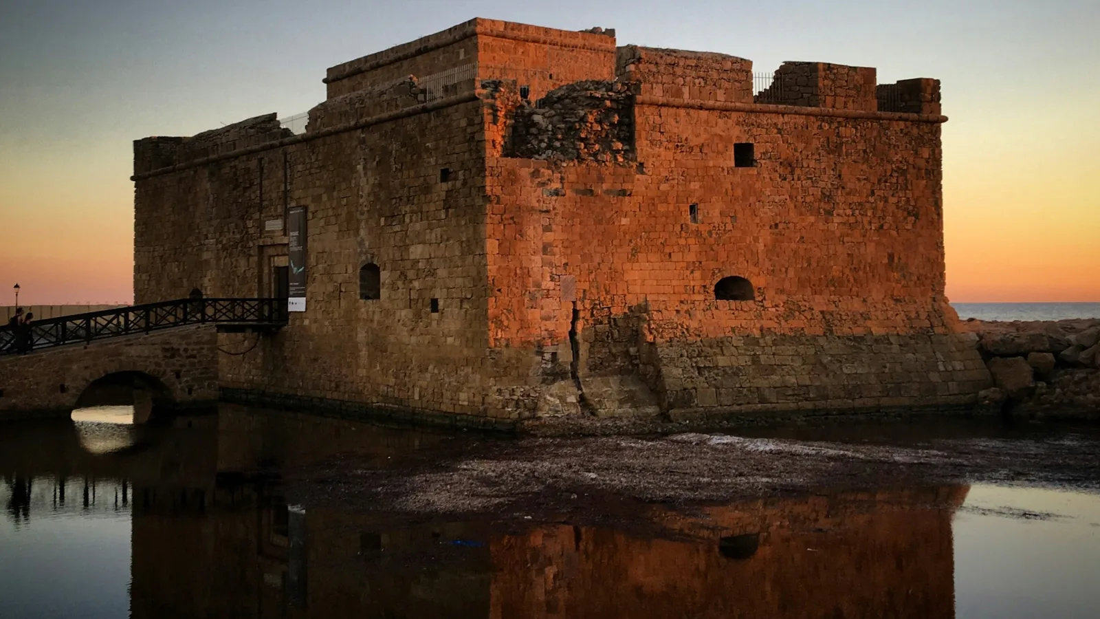 Burg von Paphos am Hafen bei Sonnenuntergang, Zypern