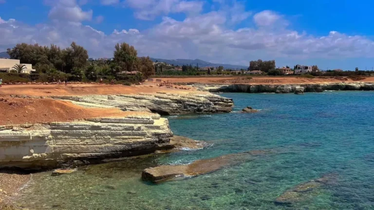 Türkisfarbene Felsbucht an der Küste bei Peyia nahe Coral Bay