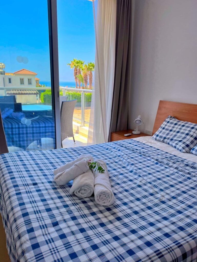 Schlafzimmer mit Doppelbett und Blick nach draußen