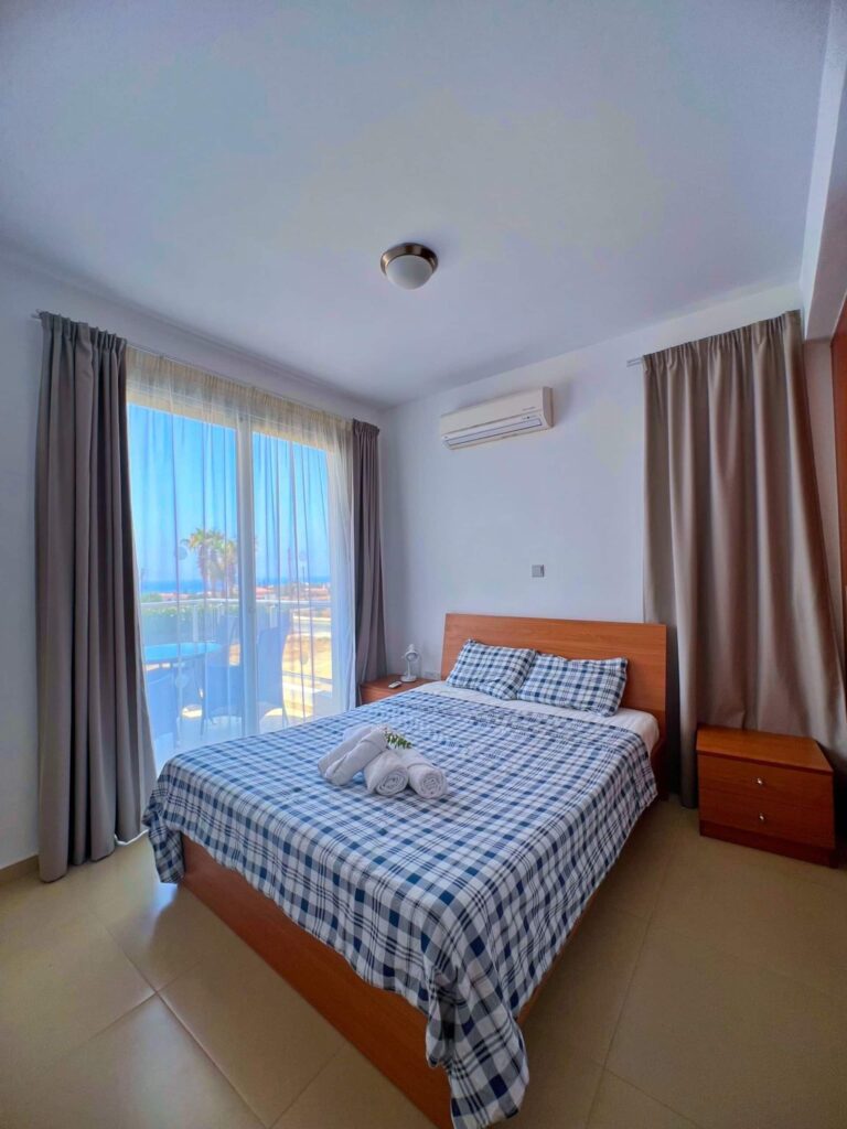 Helles Schlafzimmer mit Doppelbett