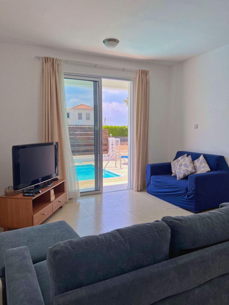 Wohnzimmer mit Sofa und Smart-TV