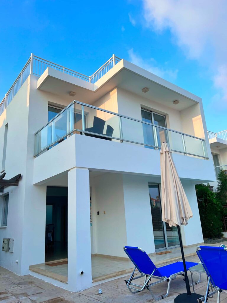 Außenansicht der Villa Halia mit Balkon