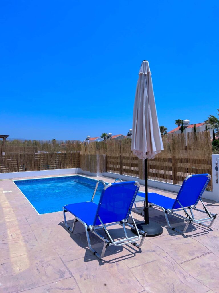 Private pool with sun loungers
