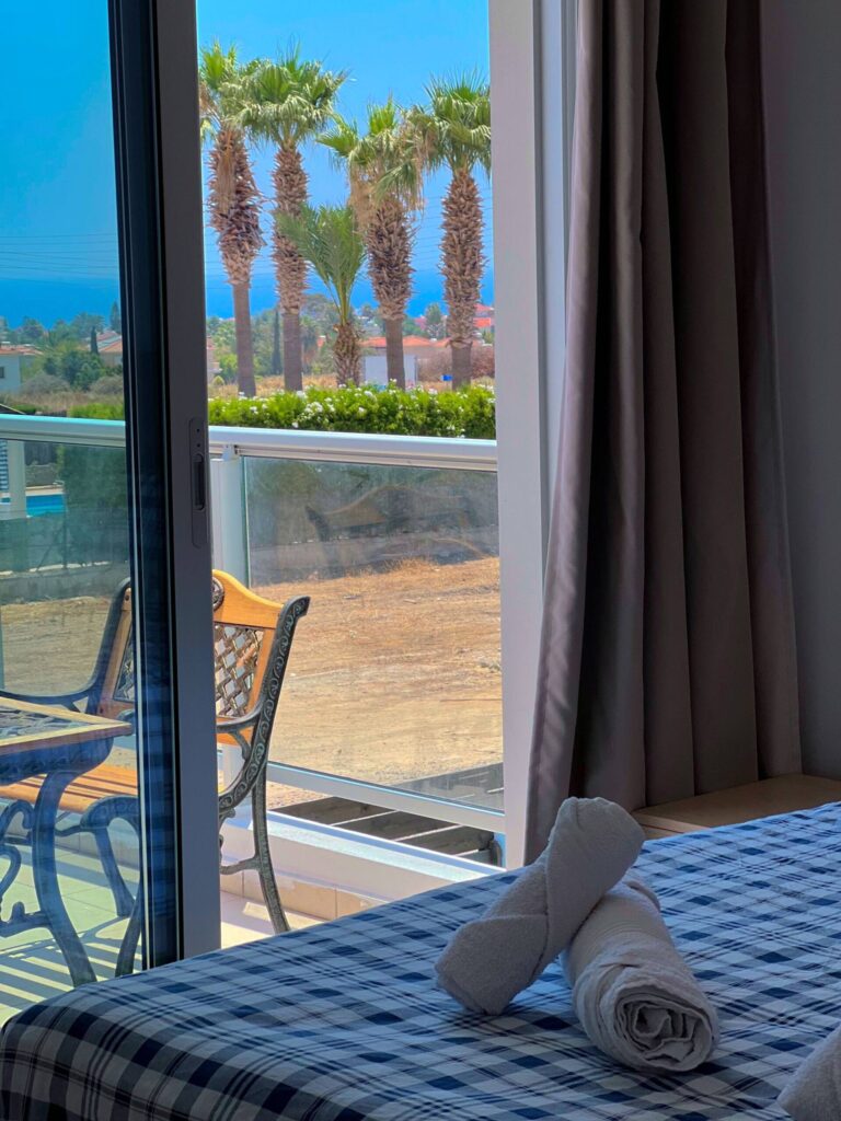 Schlafzimmer mit Blick auf Palmen