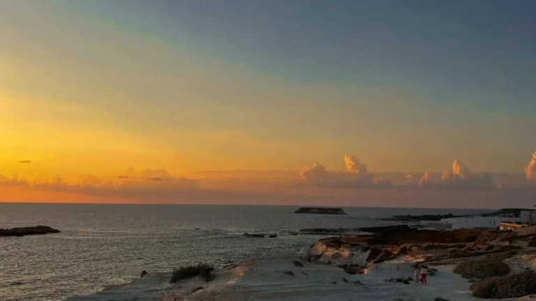 Sonnenuntergang über der Felsküste bei Coral Bay, Zypern