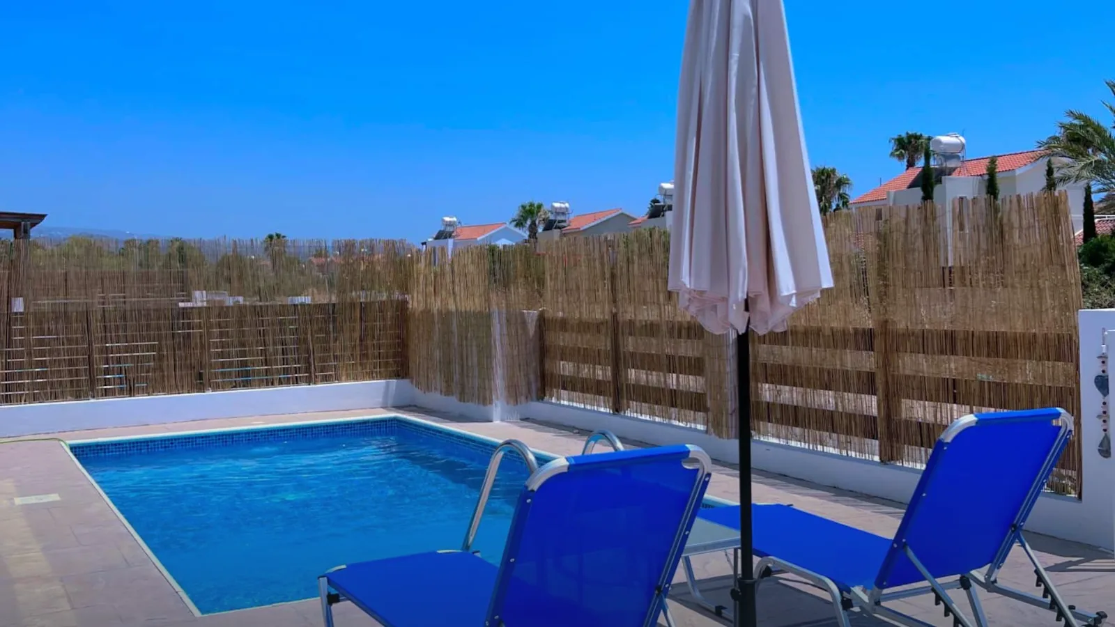 Privater Pool mit Sonnenliegen an der Villa Halia in Coral Bay, Zypern