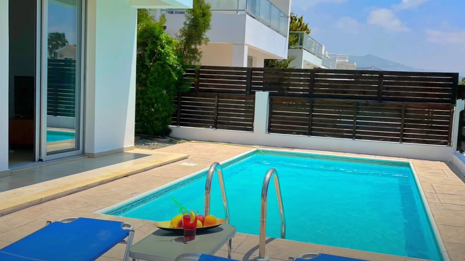 Privater Pool und Terrasse einer Ferienvilla in Coral Bay auf Zypern