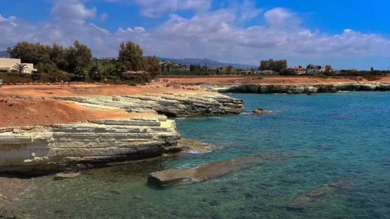 Küstenweg an einer türkisen Felsbucht bei Peyia nahe Coral Bay, Zypern